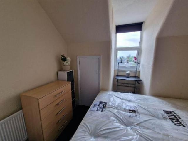 Portway, London E15 1 bed semi detached house to rent £737 pcm £170 pw