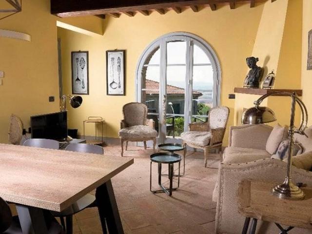 Porzione terratetto di villa bifamiliare con giardino privat. 131m² Chianni