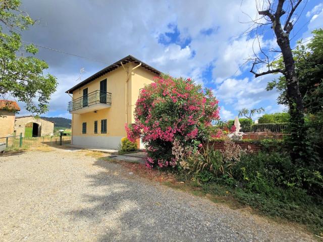Porzione terratetto di villetta bifamiliare con annessi e am. 380m² Barberino di Mugello