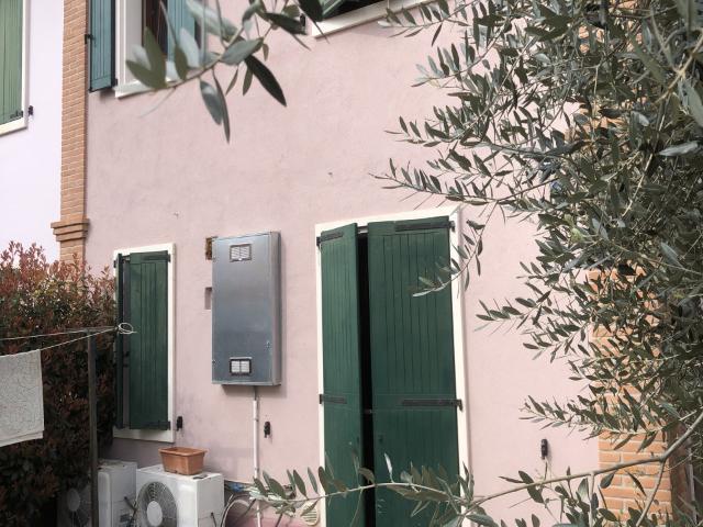 Porzione di testa di casa indipendente con giardino