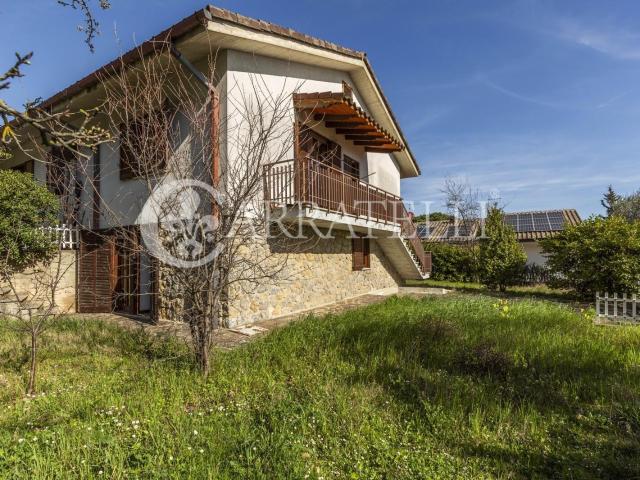 Porzione di villa bifamiliare di circa 210mq con giardino e. 210m² Montepulciano