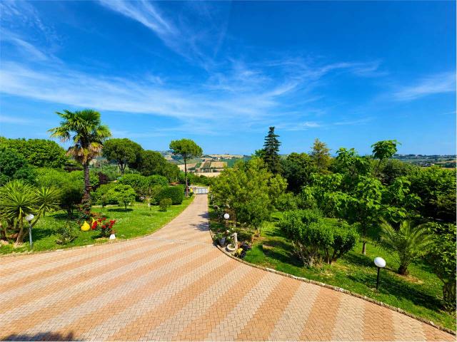 Porzione di villa con box auto