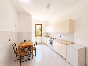 Porzione di villa con box auto