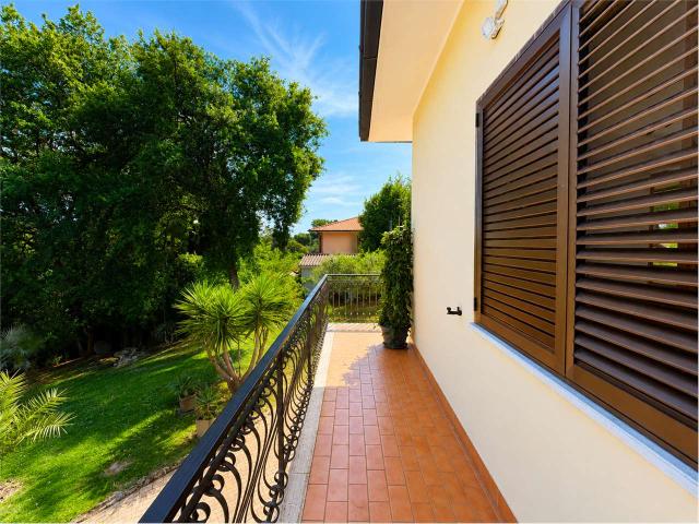 Porzione di villa con box auto
