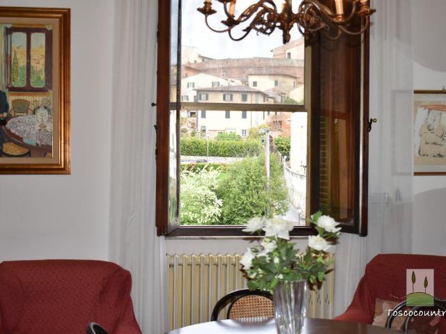 Porzione di villa con giardino e vista, in vendita a Lari To. 300m² Lari