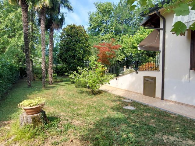 PORZIONE DI BIFAMILIARE CON GIARDINO PRIVATO