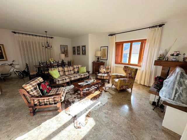 Porzione di bifamiliare posta al piano terra con giardino pr. 138m² Cutigliano