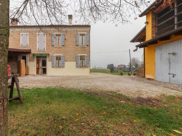 Porzione di casa in vendita a Cento