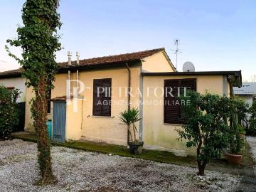Villa Indipendente in vendita a Forte dei Marmi - Giardino