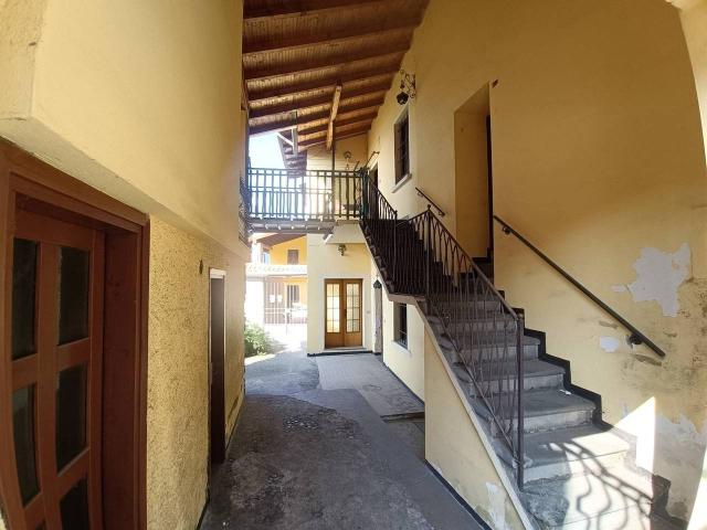 Porzione di casa in vendita a Marone