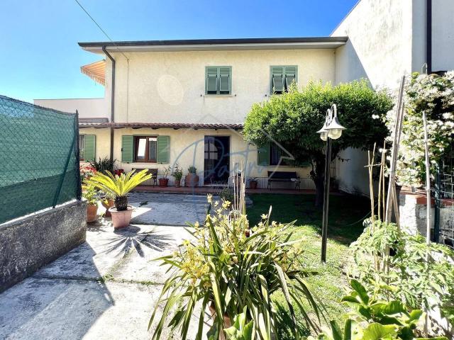 Porzione di casa in vendita a Massa