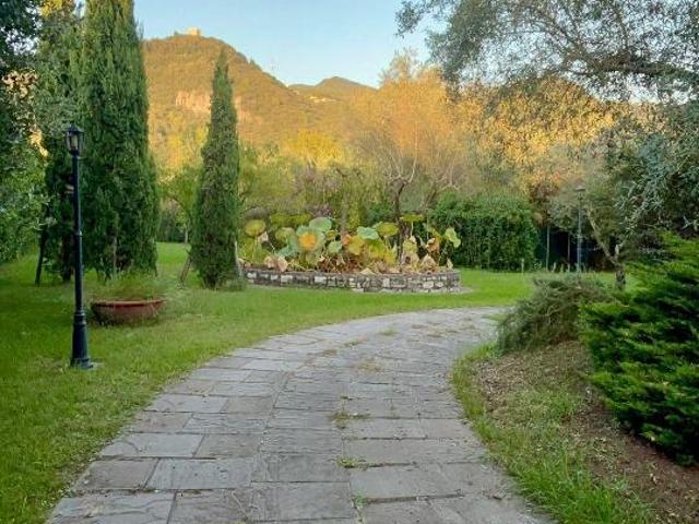 Porzione di casa in vendita a Montignoso