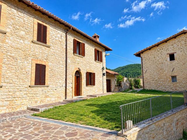 Porzione di Casa in vendita a Preci, Collazzoni