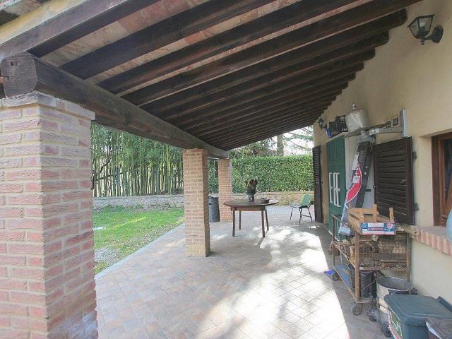 Porzione di casolare, libera su tre lati, con grande giardin. 132m² Volterra