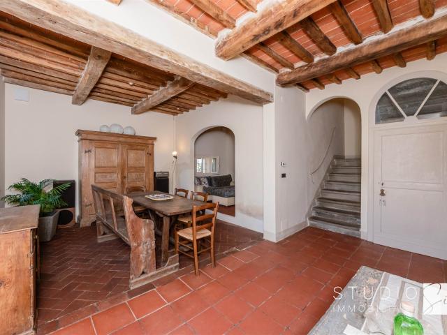 Porzione di colonica libera su due lati con ampio giardino in Pistoia Nord
