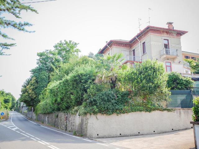 Porzione Storica di Villa con Giardino Panoramico Como/ Ca. 110m² Cadorago