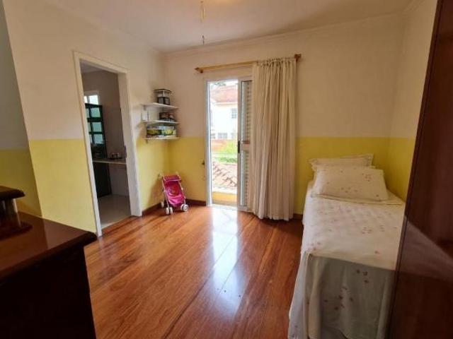 Por $1.100.000, desvenda se a beleza arquitetônica. Com 306 m² de construção e 374 m² de terreno, 4