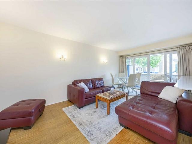 Porchester Square, London W2 2 bed flat to rent £3,250 pcm £750 pw