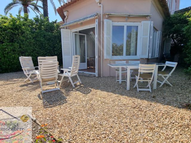 PORQUEROLLES APPARTEMENT 96 M2 AVEC JARDIN SUR LA MER ET PONTON
