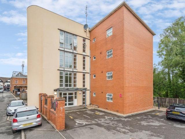 Post Office Lane, Beaconsfield HP9, 2 bed flat to rent, £1,750 pcm | PrimeLocation