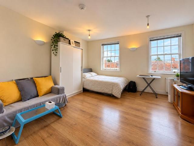 Post Office Lane, Wantage 1 bed studio to rent £850 pcm £196 pw