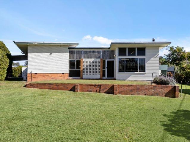 POST WAR HOME ON A BEAUTIFUL 855SQM, CORNER BLOCK