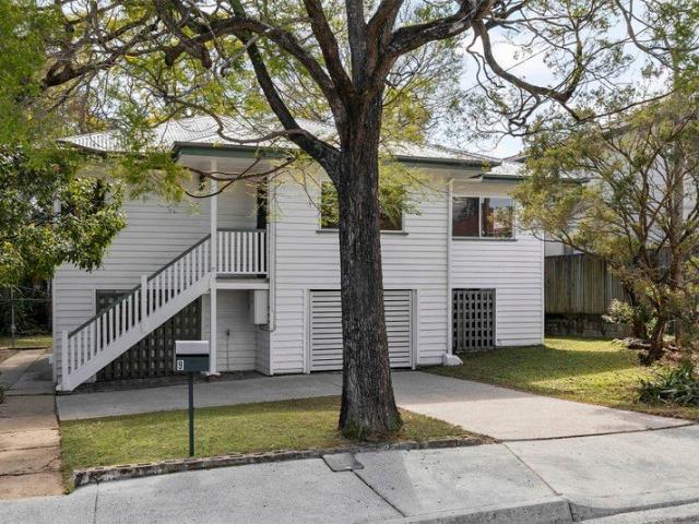 POST WAR HOME, LARGE 911SQM BLOCK, BRISBANE SOUTH STATE SECONDARY COLLEGE CATCHMENT