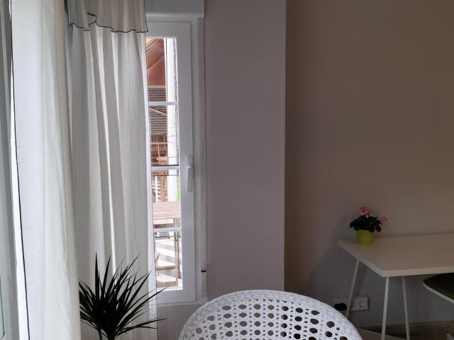Postiguet Room Very large sunny room with big bay windows opening to street