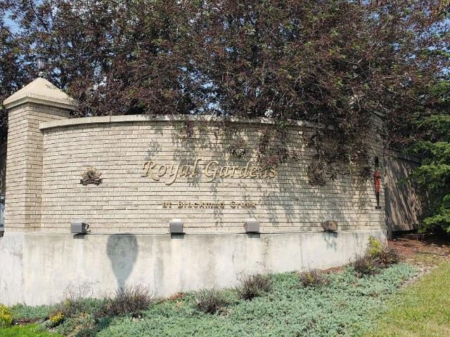 POSH ROYAL GARDENS GATED COMMUNITY — 2 Bedrooms+ Den Duplex