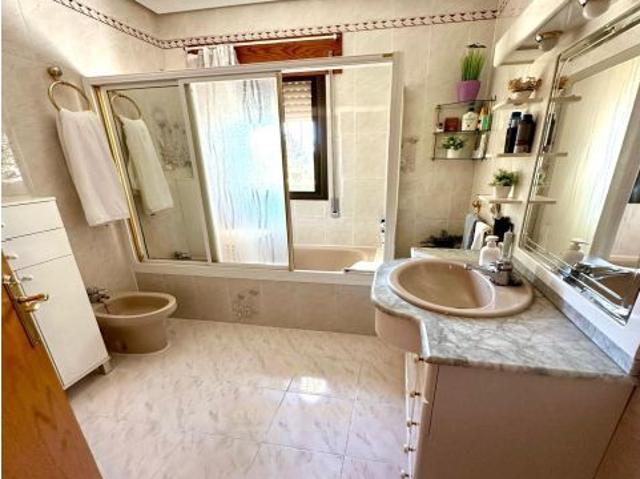 POSIBILIDAD DE SER HIPOTECABLE Parcela de 2.000 m2 con casa de 162 m2 y sótano de 90 m2 con piscina