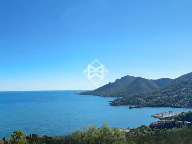 Position dominante offrant une vue panoramique sur la mer 372m² Théoule sur Mer