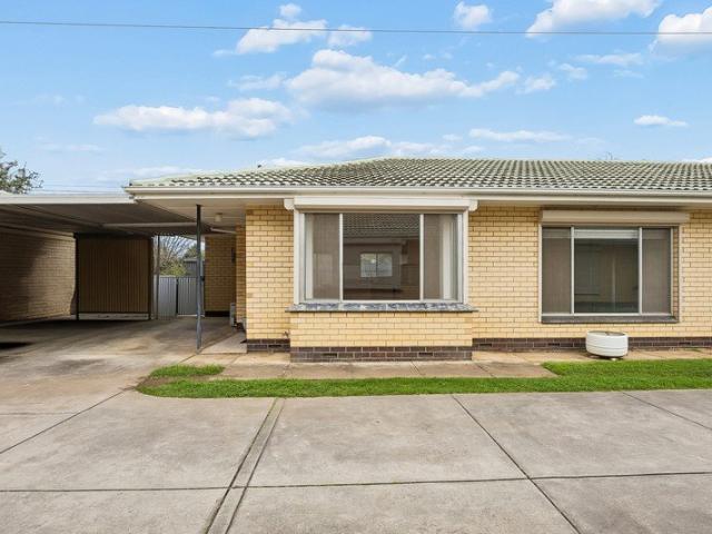 Position Perfect! Easy Living Serenity, Close to Everything. Stylishly Updated!