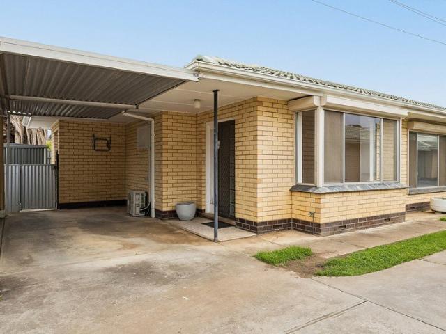 Position Perfect! Easy Living Serenity, Close to Everything. Stylishly Updated!