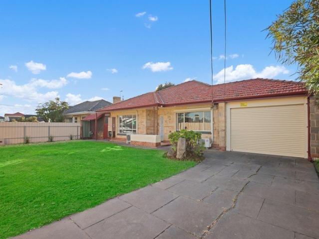 POSITION PERFECT FACING DIRECTLY ONTO THE BARRATT RESERVE!