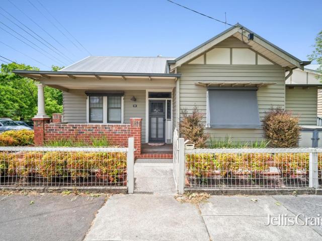Position Perfect Large family home with character and convenience! Gardener included