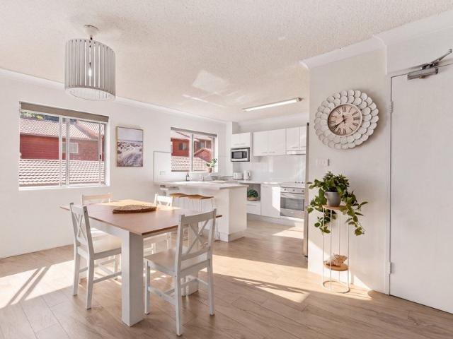 Position perfect, right on the headland of Burleigh Heads !