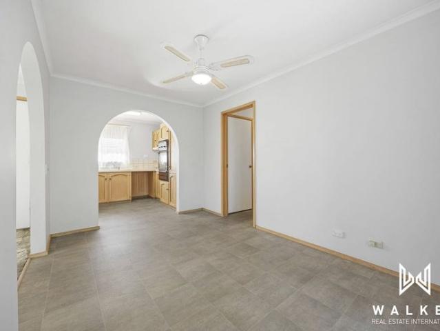 POSITION! POSITION! 2 Bedroom Unit in Excellent Condition – Just 100m from Shops & Doctors