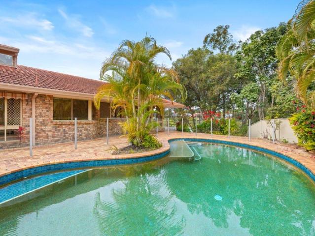 ONE LEVEL ROBINA RENOVATOR WITH WATER VIEWS, VACANT MOVE IN TODAY