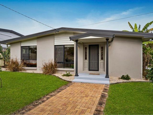 Position, Space & Opportunity on a Large 727m² Allotment