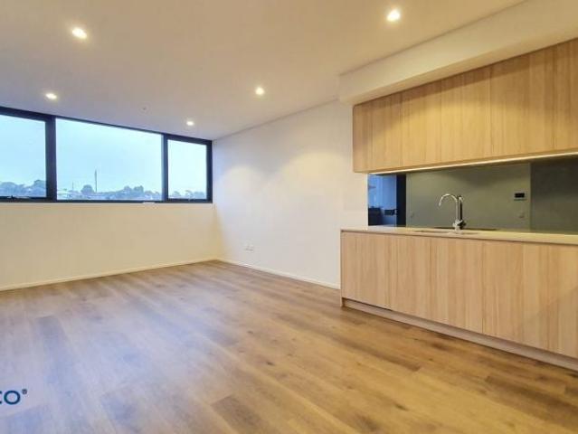 Positioned in a convenient location, this well presented 1 bedroom apartment offers comfortable modern living with the added benefit of a versatile study space