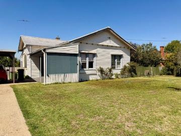 Positioned in the very popular Airlie Street, a beautiful leafy street, convenient and central