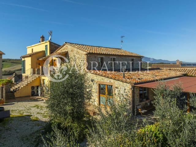 Posizionata tra le colline umbre di Ficulle, questa meravigl. 900m² Ficulle