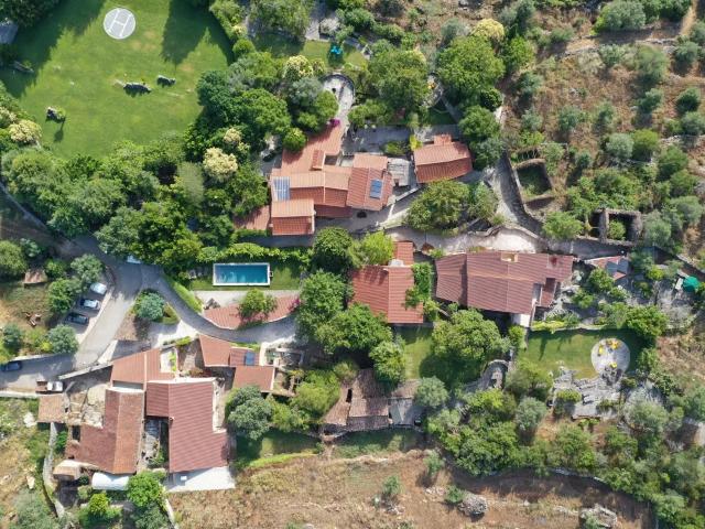 Possuir 14 casas na sua aldeia privada portuguesa