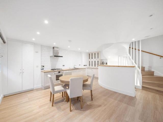 Pottery Lane, London W11 2 bed terraced house to rent £4,500 pcm £1,038 pw