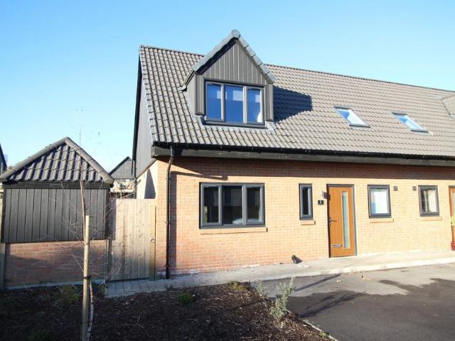 Pottery Place, Leeds LS26 3 bed semi detached house to rent £1,300 pcm £300 pw