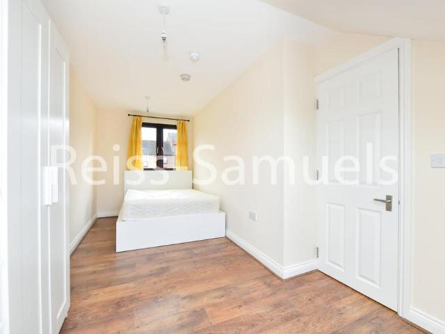 Potters Lodge, 50 Manchester Road, London, E14 3BE, United Kingdom | 6 bed townhouse for rent #140656981 | Rentberry