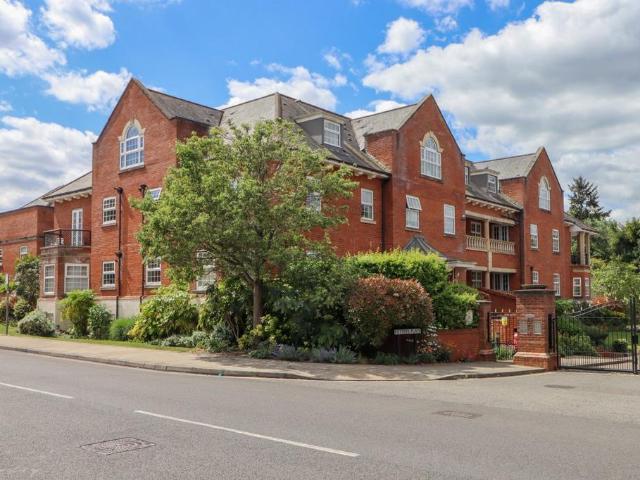 Potter's Place, Horsham 2 bed apartment to rent £1,650 pcm £381 pw