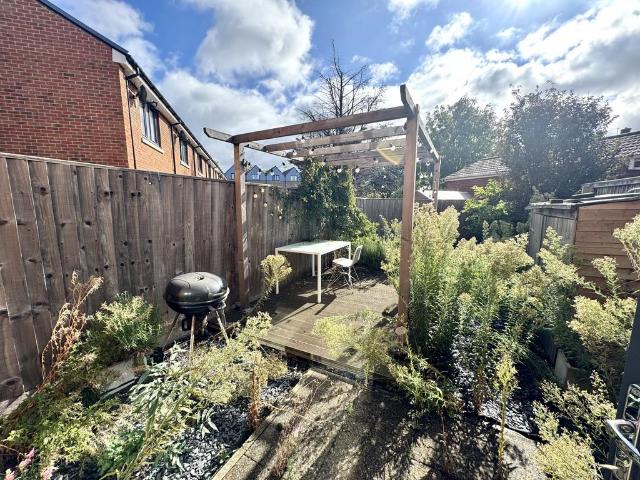 Potters Road, Southall, UB2 2 bed terraced house to rent £2,000 pcm £462 pw