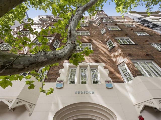 Potts Point Elegance in Enviable Location and Landmark Art Deco Building