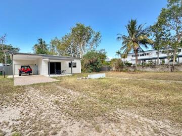 Potential plus 2020m2 land close to the beach